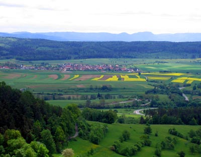 Blick von der Weiler-Burg in Richtung Hemmendorf, im Hintergrund ist bereits die Schwäbische Alb zu sehen